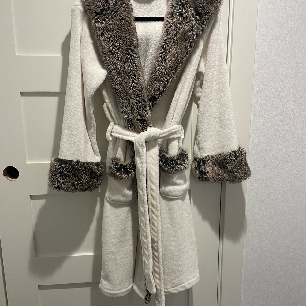 Pottery Barn Cream and Brown Faux Fur Trim Robe - Picture 5 of 11